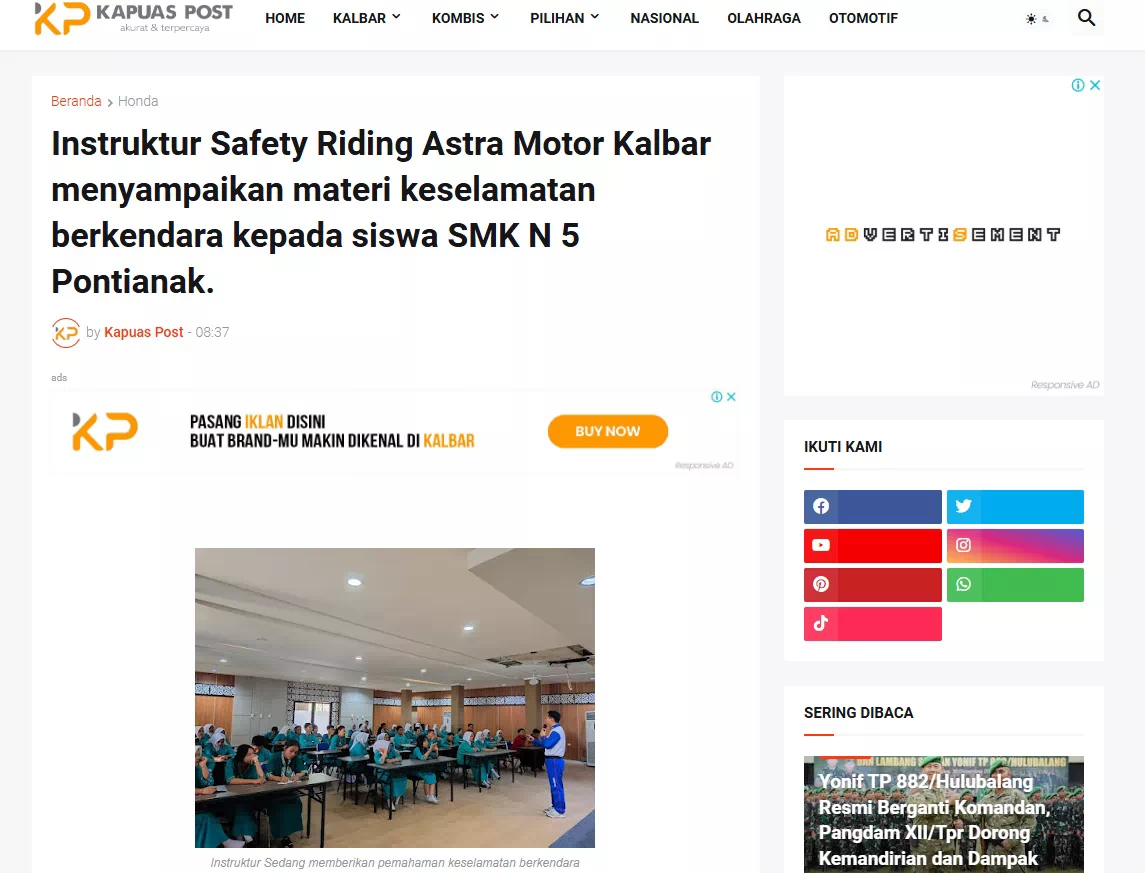 Instruktur Safety Riding Astra Motor Kalbar menyampaikan materi keselamatan berkendara kepada siswa SMK N 5 Pontianak