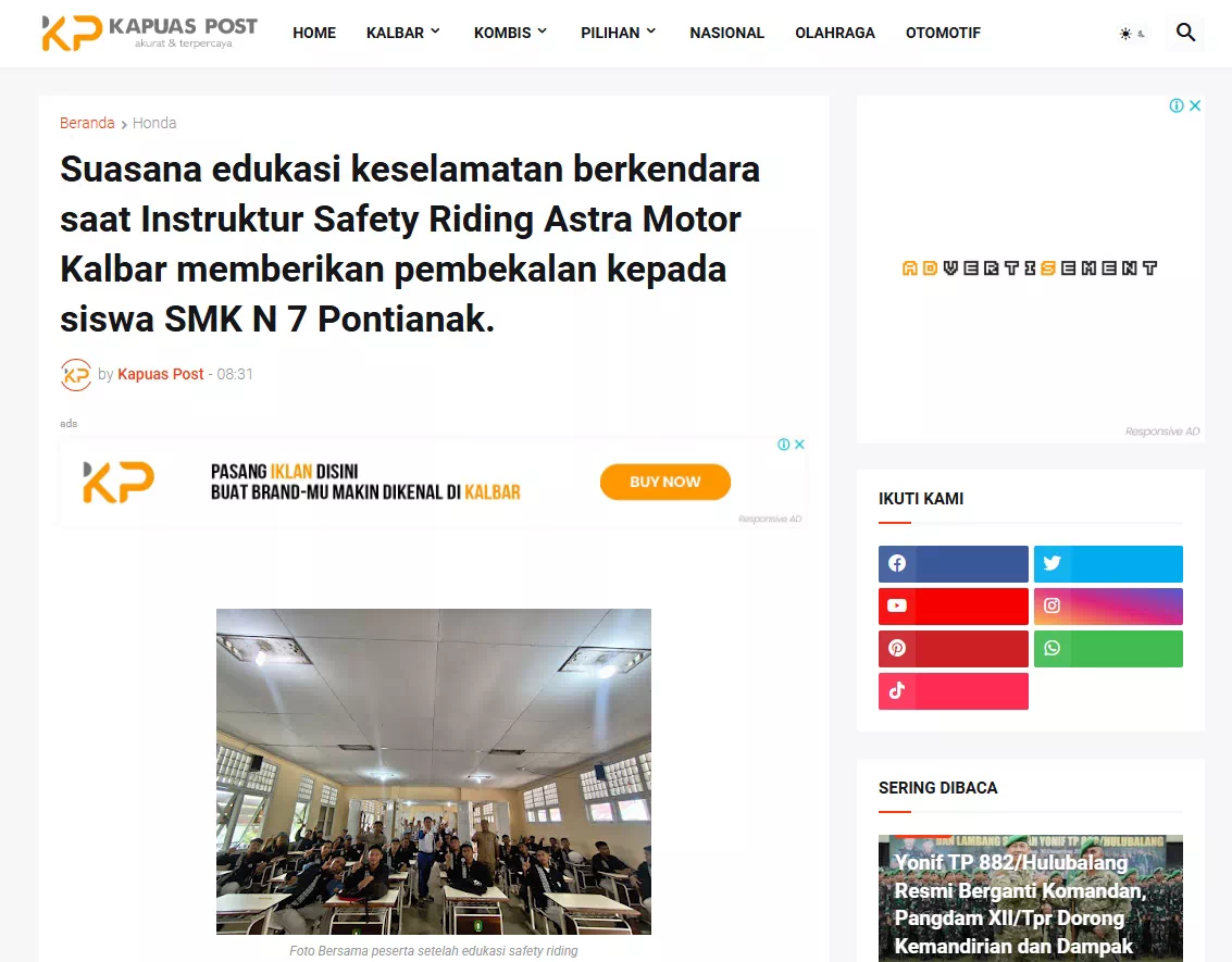 Suasana edukasi keselamatan berkendara saat Instruktur Safety Riding Astra Motor Kalbar memberikan pembekalan kepada siswa SMK N 7 Pontianak.