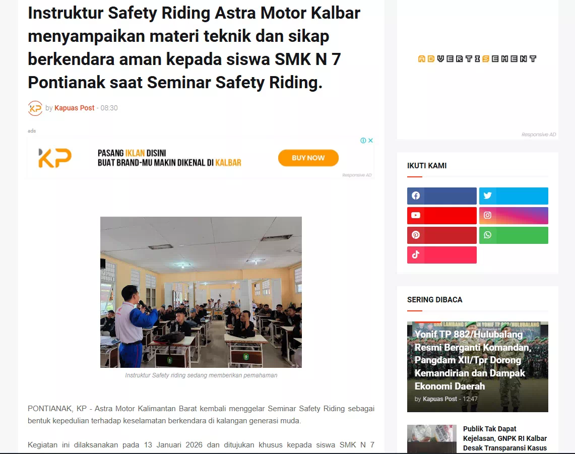 Instruktur Safety Riding Astra Motor Kalbar menyampaikan materi teknik dan sikap berkendara aman kepada siswa SMK N 7 Pontianak saat Seminar Safety Riding.