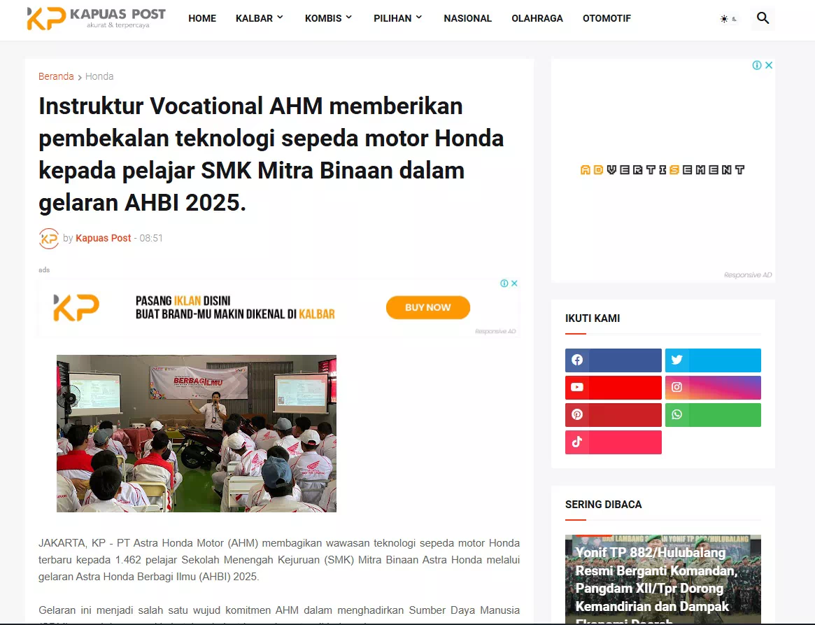 Instruktur Vocational AHM memberikan pembekalan teknologi sepeda motor Honda kepada pelajar SMK Mitra Binaan dalam gelaran AHBI 2025.