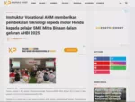 Instruktur Vocational AHM memberikan pembekalan teknologi sepeda motor Honda kepada pelajar SMK Mitra Binaan dalam gelaran AHBI 2025.
